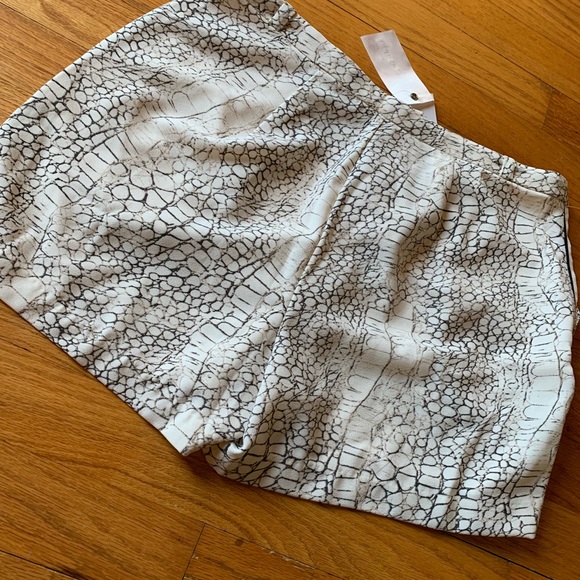 NWT white snakeskin Philosophy shorts size 6 - Picture 8 of 8
